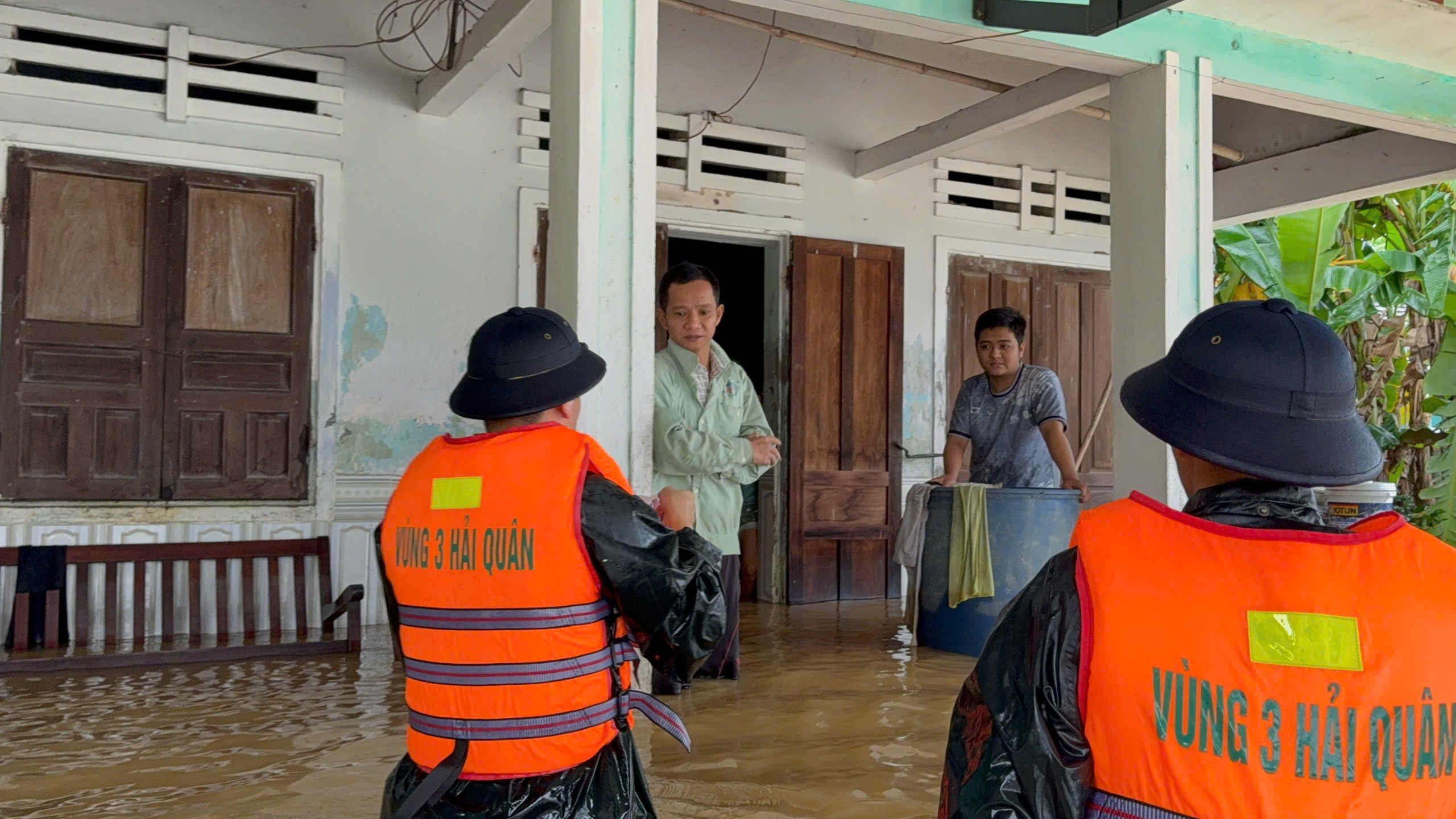 Marine levert voedsel aan mensen in door overstromingen getroffen gebieden Bộ đội Hải quân tiếp tế lương thực, thực phẩm cho người dân vùng lũ