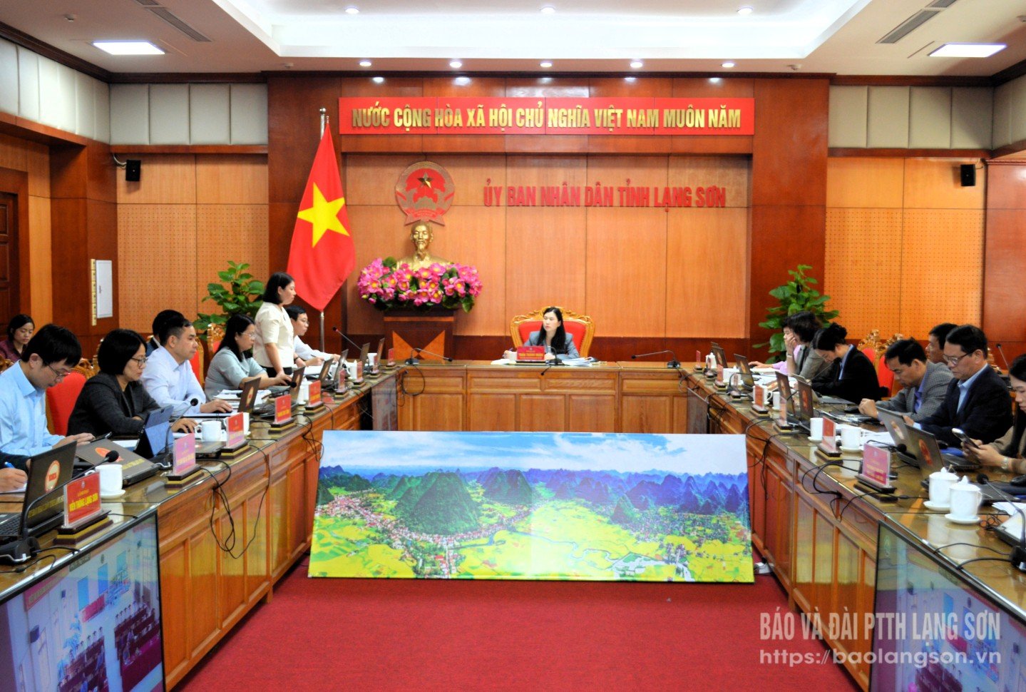 Representanten för det provinsiella servicecentret för offentlig förvaltning rapporterade om resultaten av reformen och kontrollen av administrativa förfaranden, implementeringen av one-stop-shop och sammankopplade one-stop-shop-mekanismer, samt implementeringen av administrativa förfaranden i den elektroniska miljön i provinsen efter implementeringen av tvånivåstyre.