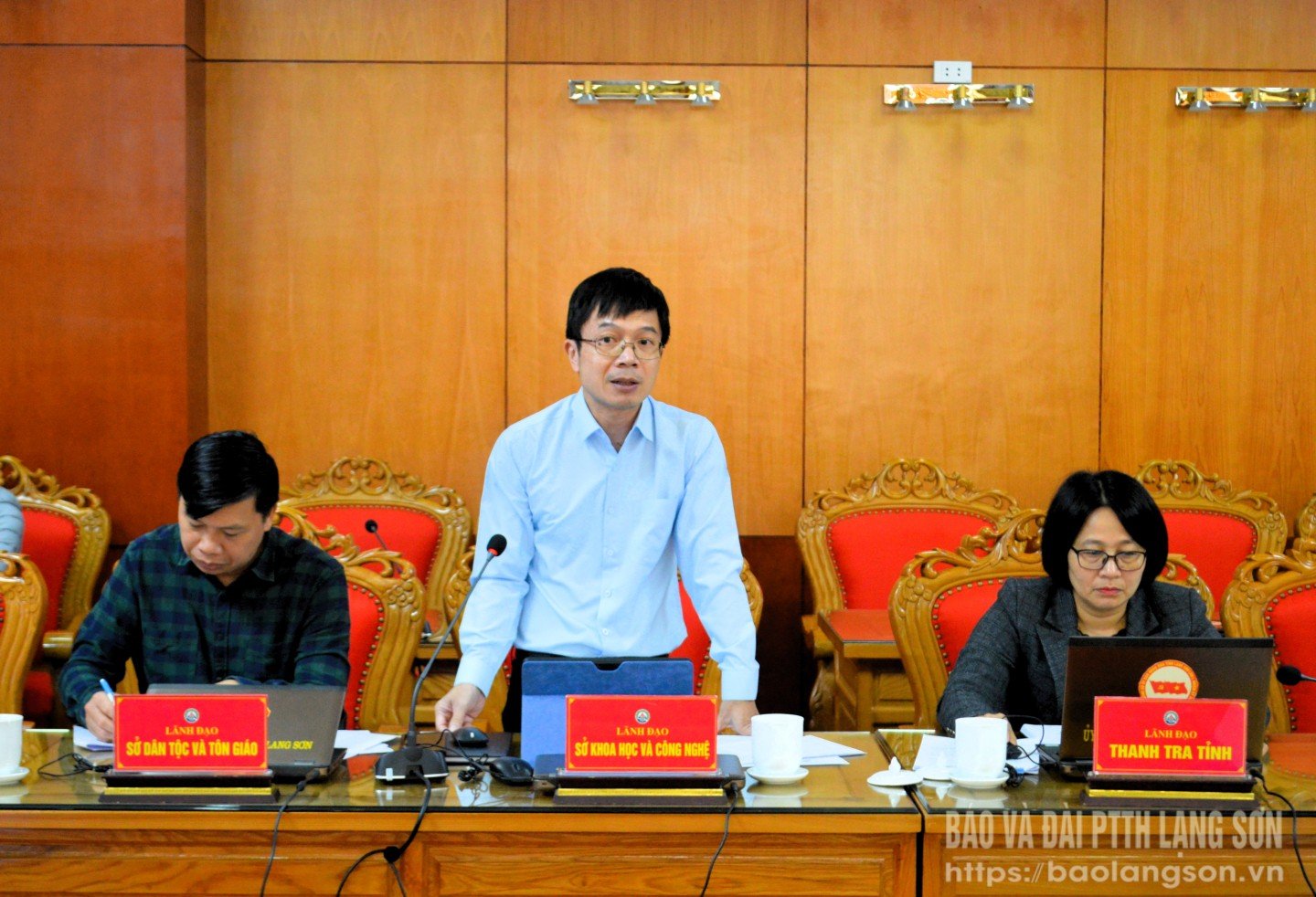 Ledare för institutionen för vetenskap och teknik talade vid mötet