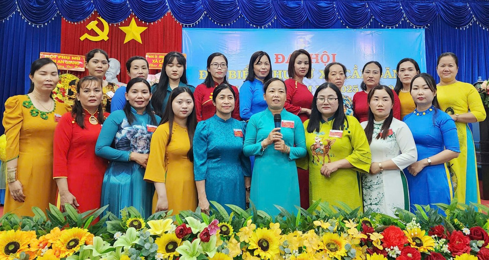 Den första kongressen för delegater från kvinnoförbundet i Can Dang kommun