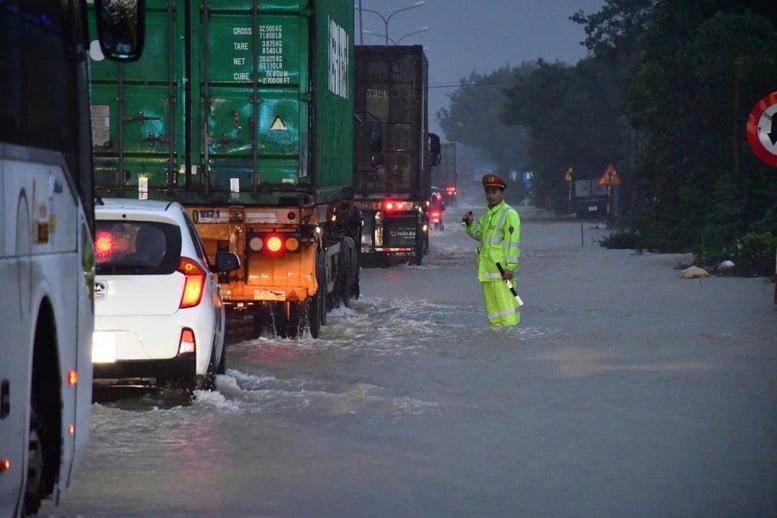 Reiseplan bei Stau auf den Nationalstraßen und Schnellstraßen durch die Zentralregion aufgrund von Überschwemmungen und Regenfällen - Foto 1. Phương án di chuyển khi quốc lộ, cao tốc qua miền Trung tắc nghẽn do mưa lũ- Ảnh 1.