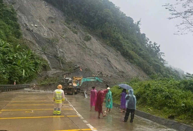 Reiseplan bei Stau auf den Nationalstraßen und Schnellstraßen durch die Zentralregion aufgrund von Überschwemmungen und Regenfällen - Foto 5. Phương án di chuyển khi quốc lộ, cao tốc qua miền Trung tắc nghẽn do mưa lũ- Ảnh 5.