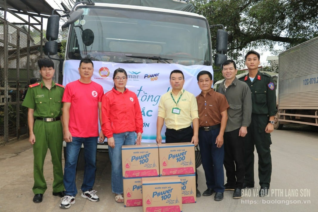 Representanter fra det provinsielle Røde Kors-selskapet mottok hjelpevarer fra enhetene.