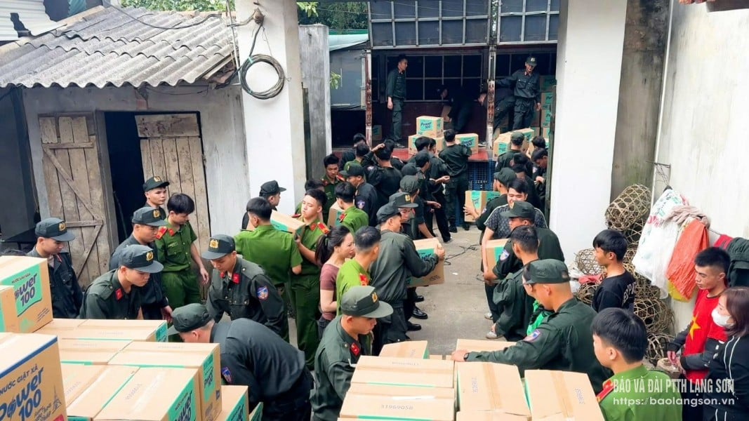 Frivillige deltar i lasting og lossing av hjelpevarer.