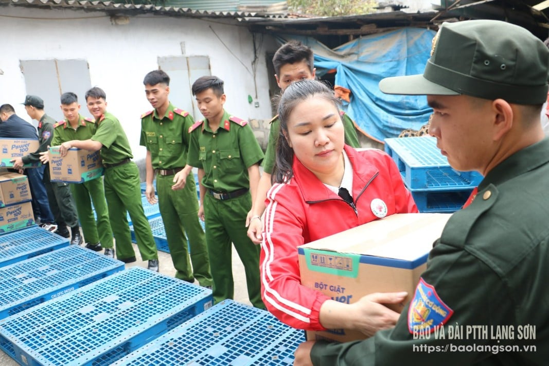 Ansatte og frivillige i Røde Kors-provinsen deltar i lasting og lossing av hjelpevarer.