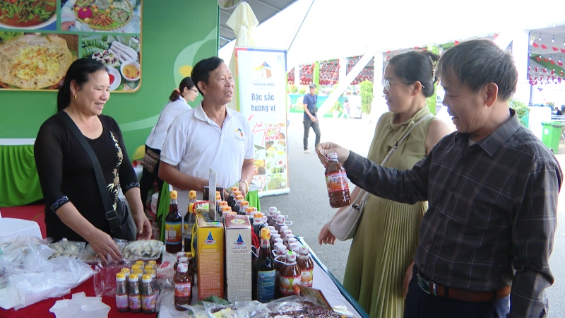 Productos típicos destacados de la provincia de Thanh Hoa en la Feria de Otoño