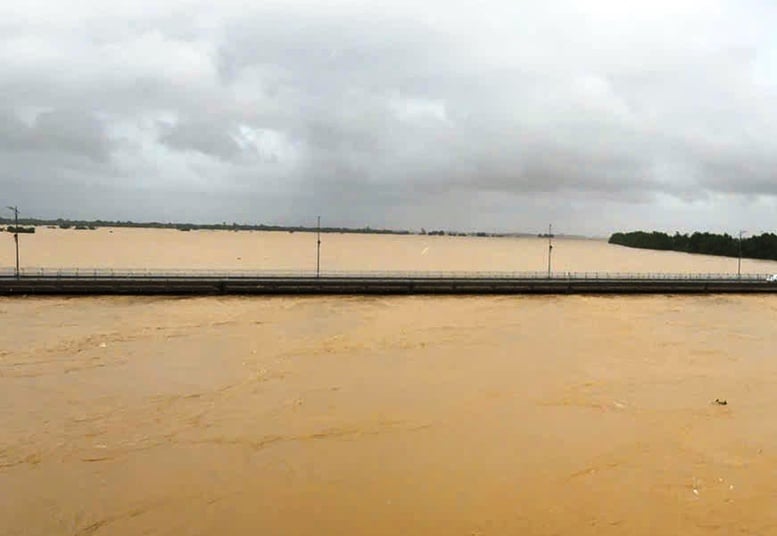 Malam ini, banjir di Sungai Thu Bon di Hoi An mungkin melebihi tanda banjir bersejarah pada tahun 1964 - Foto 1. Tối nay, lũ trên sông Thu Bồn tại Hội An có thể vượt mốc lũ lịch sử năm 1964- Ảnh 1.