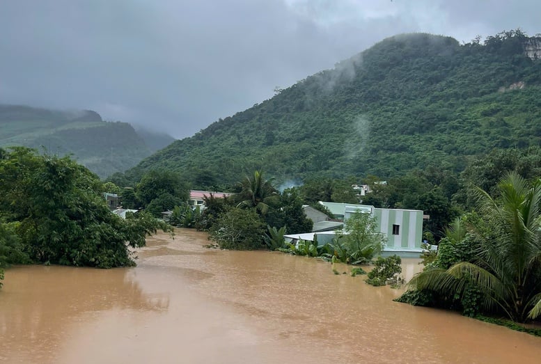 Malam ini, banjir di Sungai Thu Bon di Hoi An mungkin melebihi tanda banjir bersejarah pada tahun 1964 - Foto 2. Tối nay, lũ trên sông Thu Bồn tại Hội An có thể vượt mốc lũ lịch sử năm 1964- Ảnh 2.