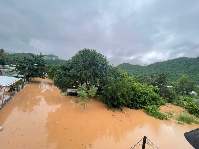Malam ini, banjir di Sungai Thu Bon di Hoi An mungkin melebihi tanda banjir bersejarah pada tahun 1964 - Foto 3. Tối nay, lũ trên sông Thu Bồn tại Hội An có thể vượt mốc lũ lịch sử năm 1964- Ảnh 3.