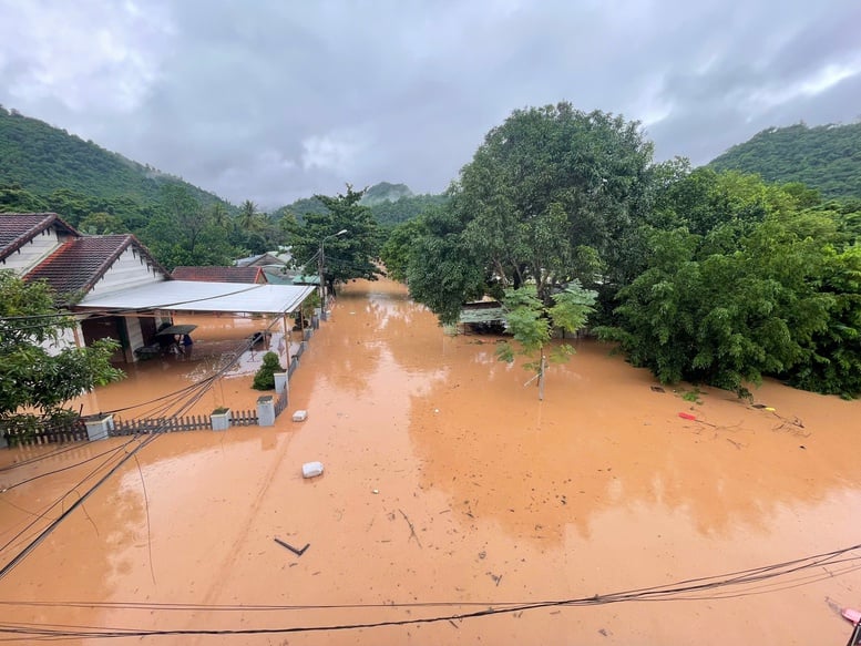 Malam ini, banjir di Sungai Thu Bon di Hoi An mungkin melebihi tanda banjir bersejarah pada tahun 1964 - Foto 4. Tối nay, lũ trên sông Thu Bồn tại Hội An có thể vượt mốc lũ lịch sử năm 1964- Ảnh 4.