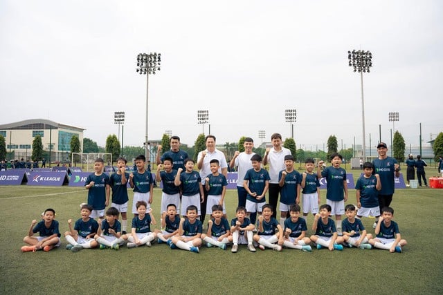 HD Hyundai Electric x K League însoțește tinerii vietnamezi - Fotografia 1. HD Hyundai Electric x K League đồng hành cùng thanh thiếu niên Việt Nam- Ảnh 1.