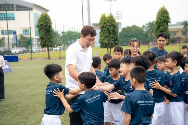 HD Hyundai Electric x K League însoțește tinerii vietnamezi - Fotografia 3. HD Hyundai Electric x K League đồng hành cùng thanh thiếu niên Việt Nam- Ảnh 3.