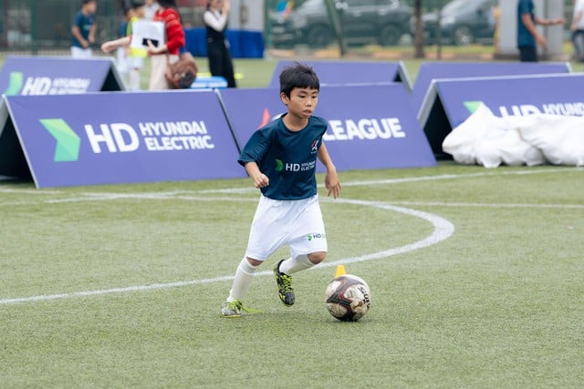 HD Hyundai Electric x K League însoțește tinerii vietnamezi - Fotografia 4. HD Hyundai Electric x K League đồng hành cùng thanh thiếu niên Việt Nam- Ảnh 4.
