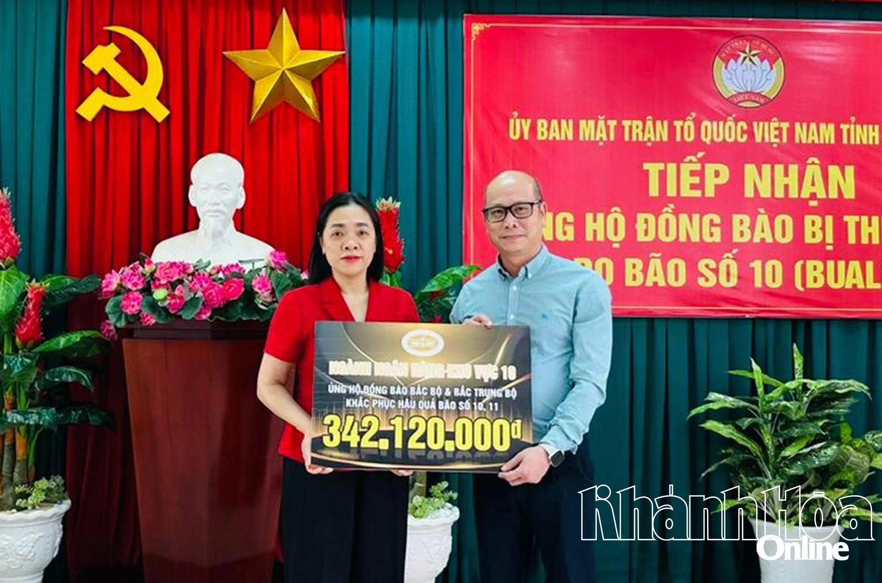 Representatives of the State Bank of Vietnam, Region 10 branch, representing banks in the region, symbolically presented donations.