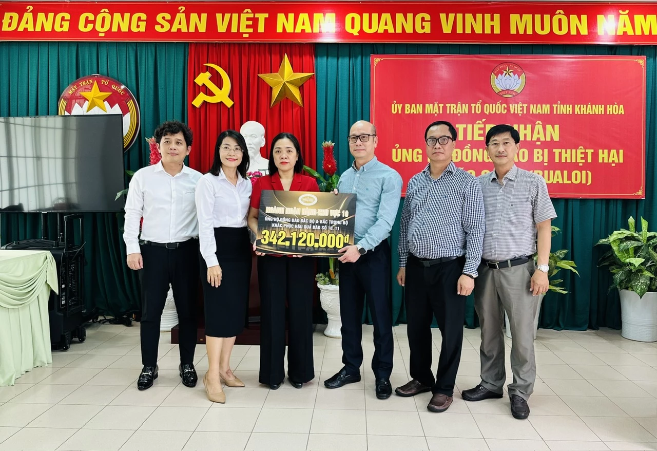 Comrade Tran Thu Mai received the symbolic board of donation from Banking Sector Region 10.