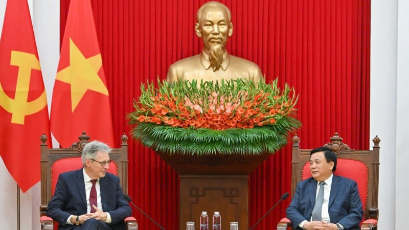 Comrade Nguyen Xuan Thang, Politburo member, Director of the Ho Chi Minh National Academy of Politics, Chairman of the Central Theoretical Council and Head of the Delegation of the German Social Democratic Party Achim Post. (Photo: THUY NGUYEN)