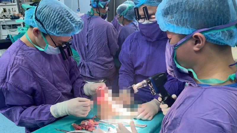 ក្រុមគ្រូពេទ្យបានធ្វើការវះកាត់ពេញមួយយប់ ដើម្បីសង្គ្រោះជើងសិស្សស្រីដែលជួបគ្រោះថ្នាក់។