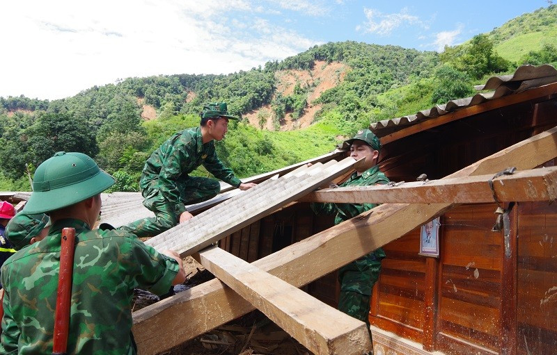 A Dien Bien Tartományi Határőrség Parancsnokságának katonái természeti katasztrófák sújtotta embereket támogatnak Xa Dung községben házaik lebontásában és elköltöztetésében.