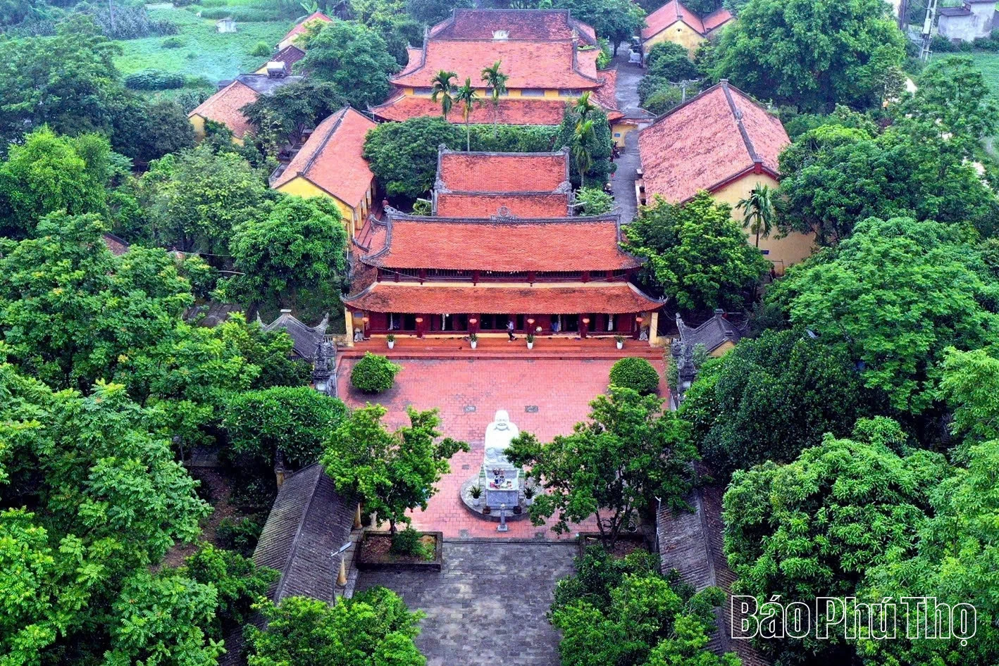 O antigo templo, com mais de 300 anos, preserva muitos artefatos preciosos.