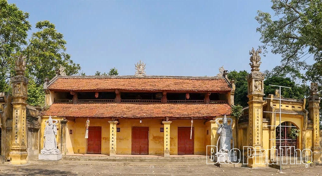 O antigo templo, com mais de 300 anos, preserva muitos artefatos preciosos.