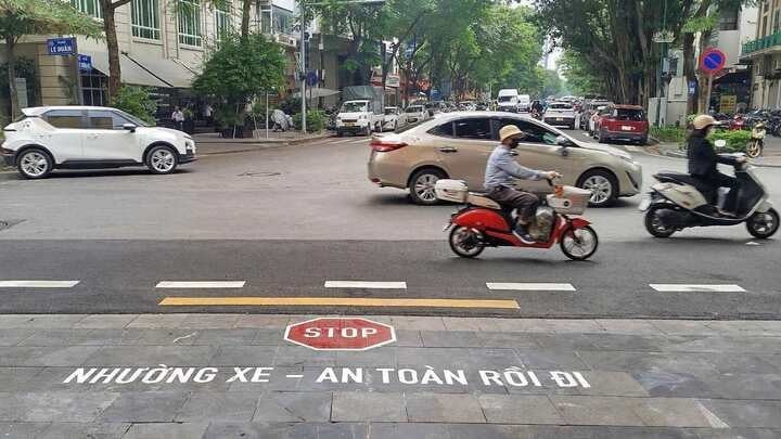 The Traffic Police Department is piloting painting letters on the road to remind drivers to stop when going from a branch route to the main road.
