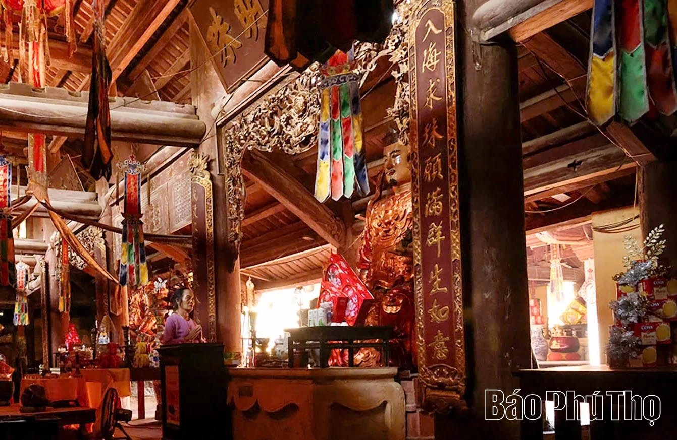 O antigo templo, com mais de 300 anos, preserva muitos artefatos preciosos.