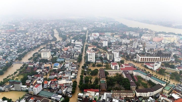 Străzile din orașul Hue sunt adânc scufundate în apă. (Foto: VGP/Le Hoang)