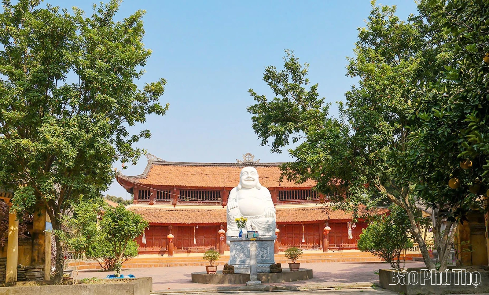 O antigo templo, com mais de 300 anos, preserva muitos artefatos preciosos.