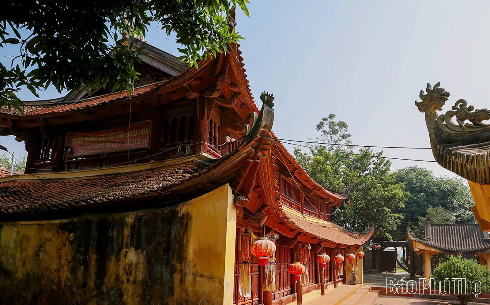 O antigo templo, com mais de 300 anos, preserva muitos artefatos preciosos.