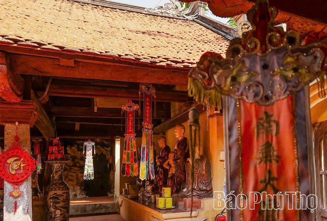 O antigo templo, com mais de 300 anos, preserva muitos artefatos preciosos.