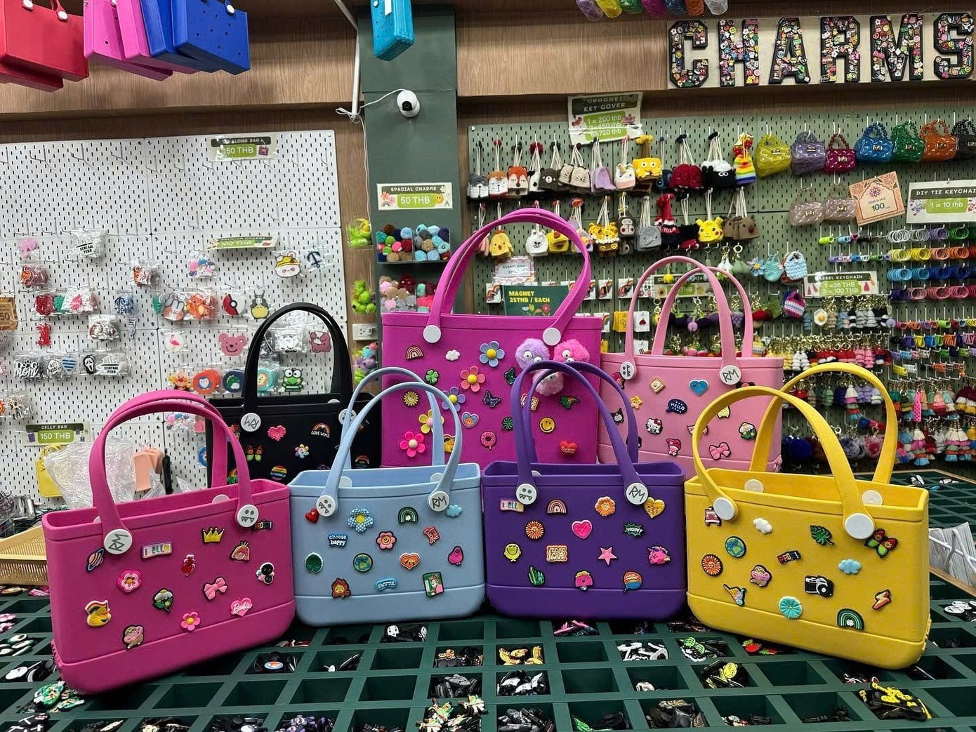 Пластикові сумки-тоут бувають різних кольорів, дизайнів та розмірів, щоб користувачі мережі могли вибрати з чого. (Фото: три маленькі каченята)