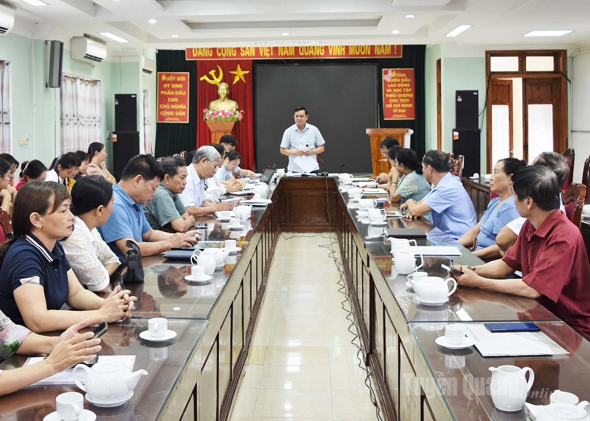 គណៈកម្មាធិការប្រជាជនវួដ Minh Xuan ធ្វើការជាមួយបុគ្គលិកមិនជំនាញរបស់វួដ។