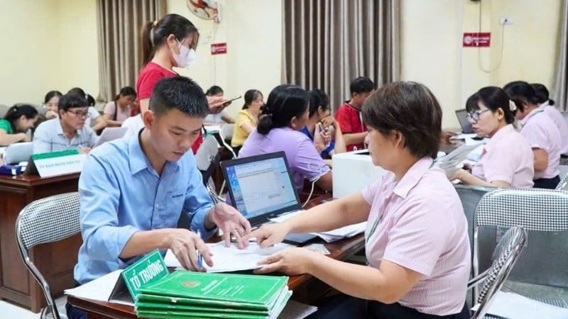 People transact at the transaction point of Thai Nguyen Social Policy Bank.