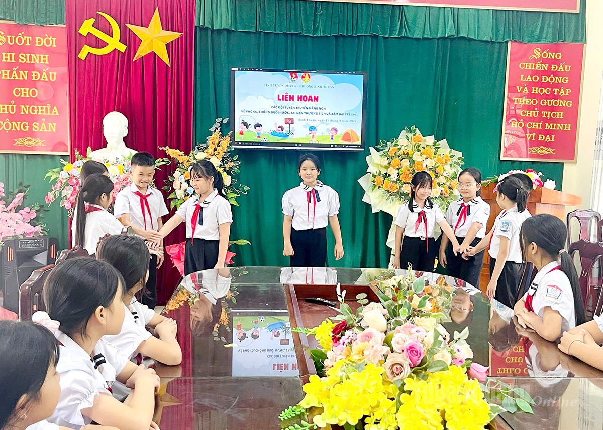 Uniunea Tineretului din secția Binh Thuan organizează propagandă privind prevenirea înecului pentru membrii echipei și copii.