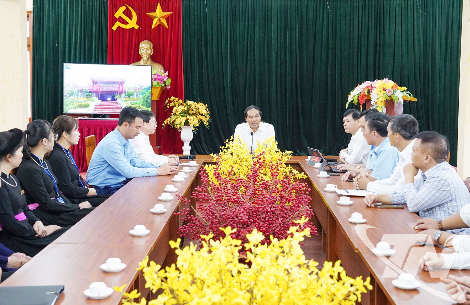 O secretário provincial do Partido, Trinh Xuan Truong, presidiu a sessão de trabalho com