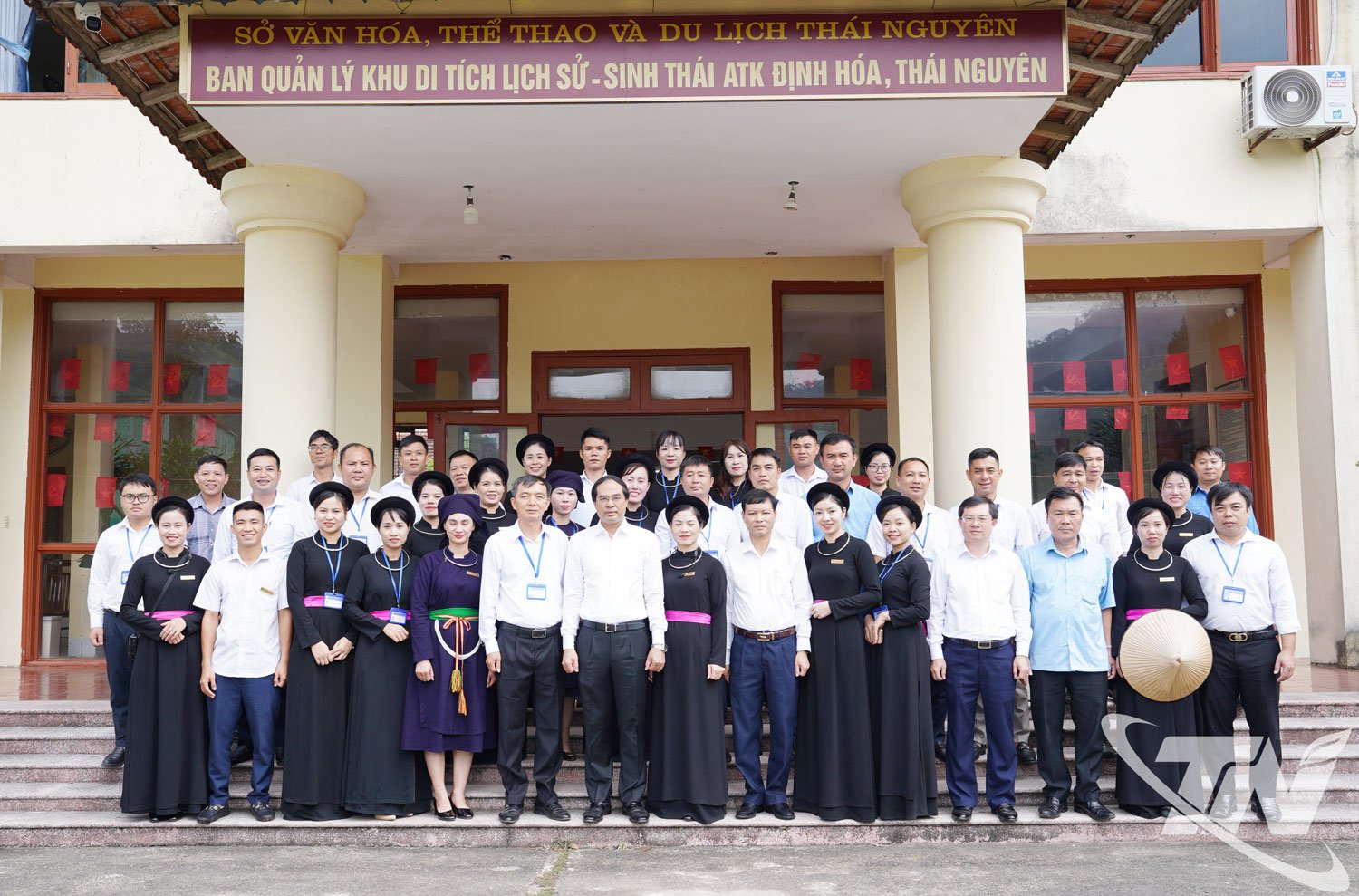 O secretário provincial do partido, Trinh Xuan Truong, tirou fotos de recordação com os delegados.