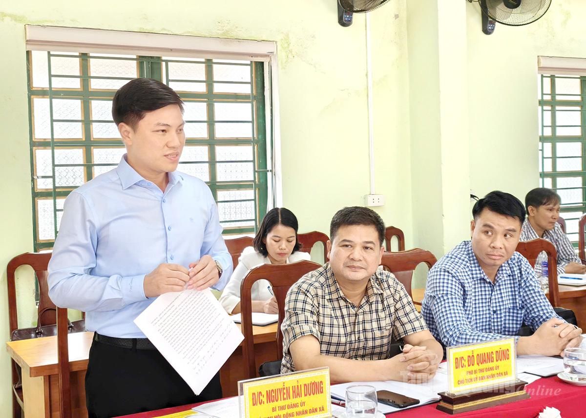Sekretær i Quan Ba kommune, Nguyen Hai Duong, rapporterte om den organisatoriske situasjonen etter fusjonen.