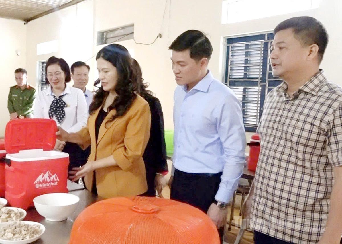 Inspeksjonsteam for felleskjøkkenet til Quyet Tien videregående skole for etniske minoriteter.