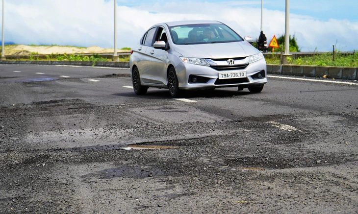 新たに引き渡されたバンフォン経済特区の2,600億ドンの道路が損傷している - 写真1。 Vân Phong - Ảnh 1.