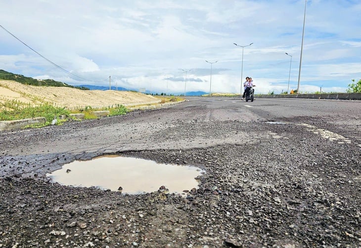新たに引き渡されたバンフォン経済特区の2,600億ドンの道路が損傷している - 写真3。 Vân Phong - Ảnh 3.
