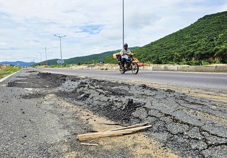 ヴァンフォン経済特区の2,600億ドンかけて建設され、先ほど引き渡された道路が損傷している - 写真4。 Vân Phong - Ảnh 4.