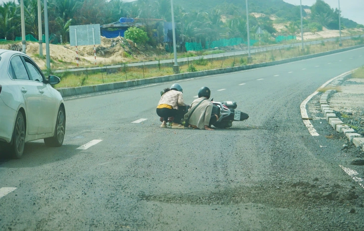 新たに引き渡されたバンフォン経済特区の2,600億ドンの道路が損傷している - 写真5。 Vân Phong - Ảnh 5.