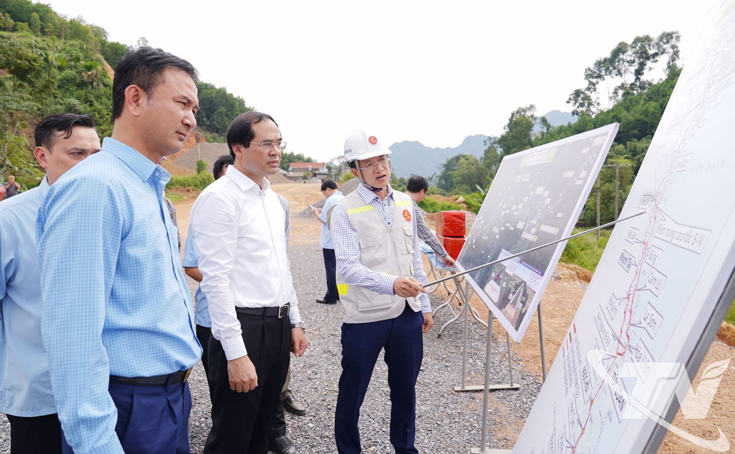 Представник підрядника звітує про хід будівництва другої фази дорожнього проекту Хошимін, ділянки перехрестя Чо Чу - Чунг Сон.