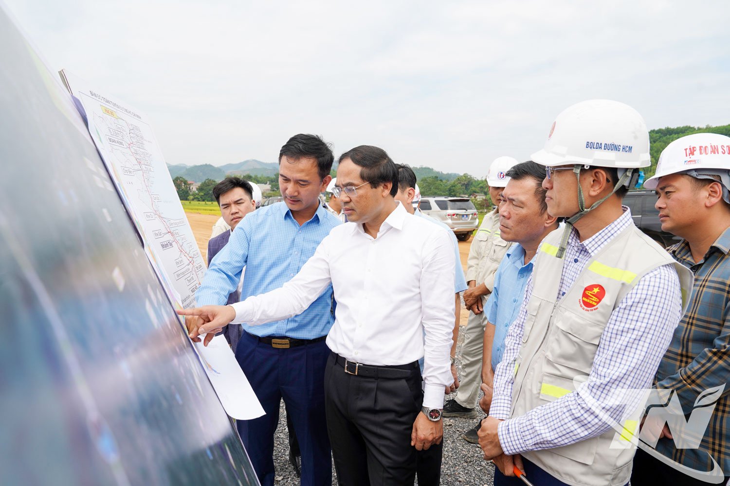 Секретар партії провінції Чрінь Суан Чионг звернувся до будівельного підрозділу з проханням скористатися сприятливими погодними умовами та продовжувати мобілізувати більше техніки, обладнання та людських ресурсів для реалізації проєкту, щоб забезпечити намічений прогрес.