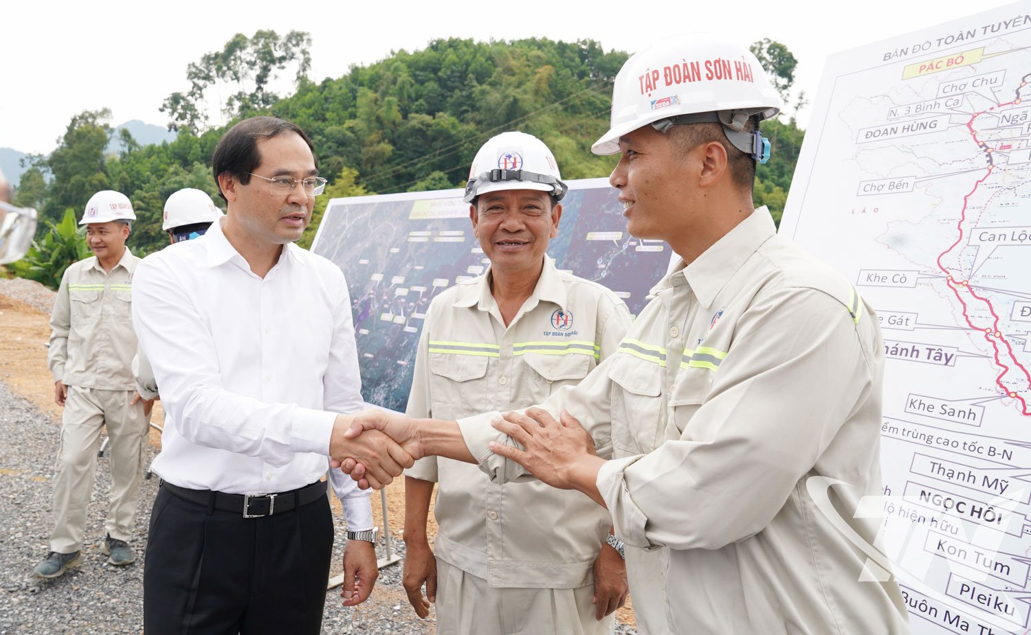 Секретар провінційної партії Чрінь Суан Чионг відвідав та підбадьорив посадовців, інженерів та робітників на будівельному майданчику другої фази дорожнього проекту Хошимін, ділянки перехрестя Чо Чу - Чунг Сон.