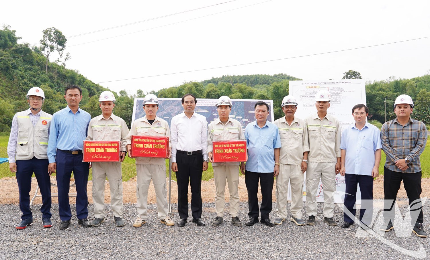 Секретар партії провінції Чрінь Суан Чионг вручив подарунки, щоб підтримати будівельний загін.