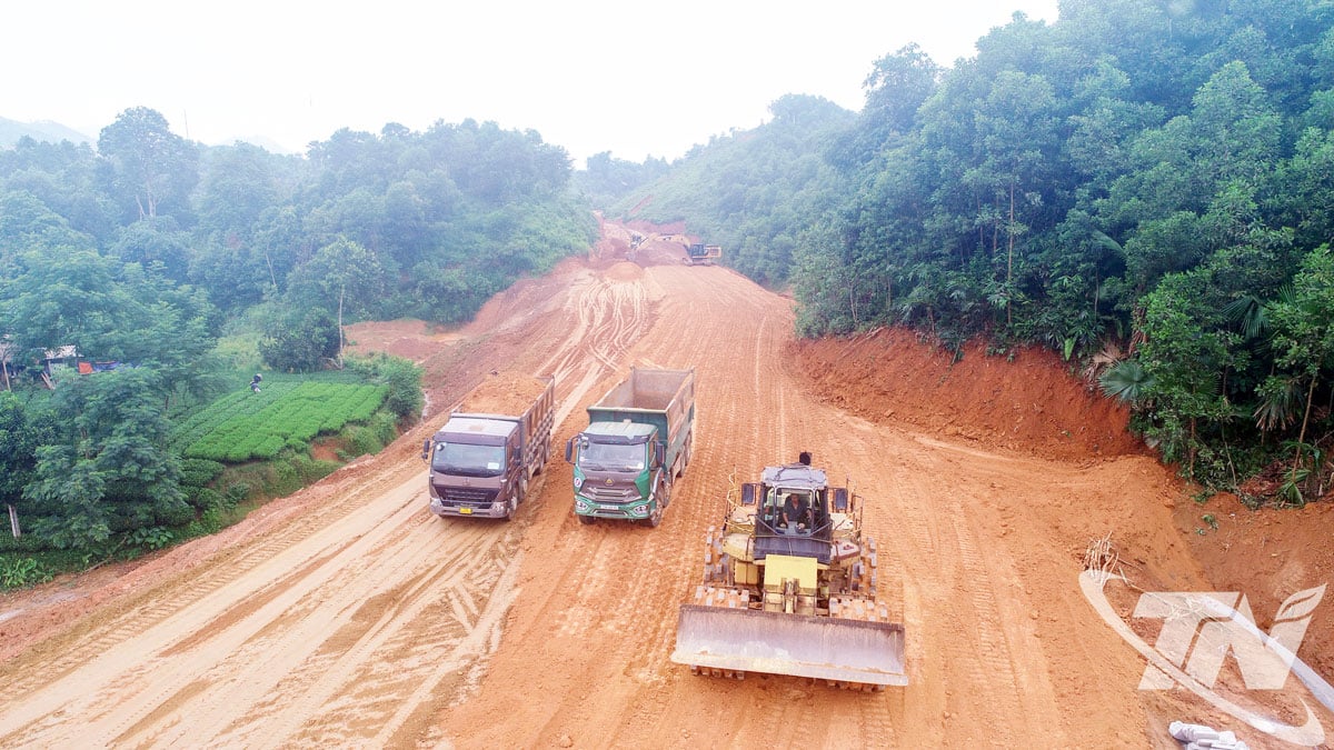 Після завершення розчищення ділянки, наразі прискорюється хід будівництва другої фази проєкту дороги Хошимін, ділянки перехрестя Чу-Маркет – Чунгшон.