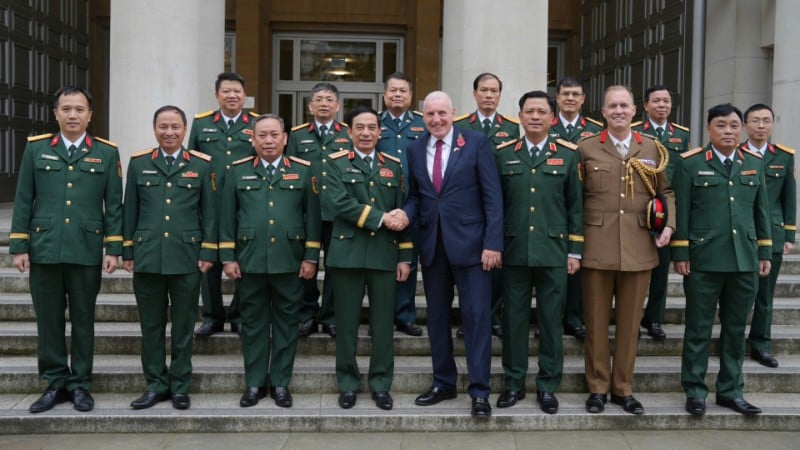 Generalul Phan Van Giang și ministrul de stat britanic pentru apărare, Vernon Coaker, alături de delegați.