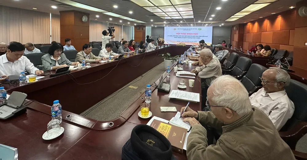 ພາບບັນຍາກາດຂອງກອງປະຊຸມວິທະຍາສາດ “ທິດສະດີ ແລະ ວິຈານວັນນະຄະດີ ຫວຽດນາມ ແຕ່ປີ 1986 ປັບປຸງໃໝ່: ສະພາບການປະຈຸບັນ ແລະ ທິດພັດທະນາ”.