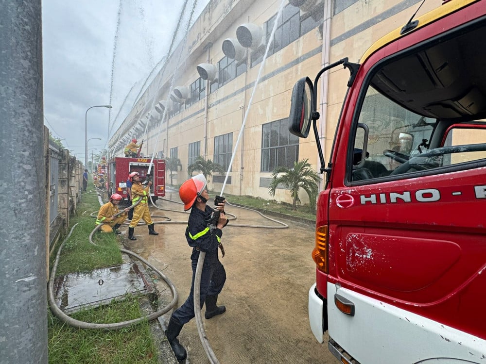 Övning i brandbekämpning, räddning och hjälpplaner på HONGDA Textile Company Limited